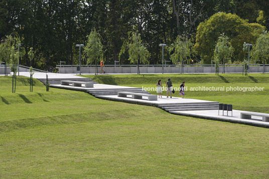 mujeres argentinas park at puerto madero sebastian vila