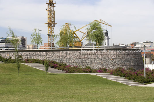 mujeres argentinas park at puerto madero sebastian vila