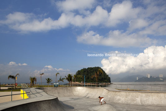 platform of the emissary of santos ruy ohtake