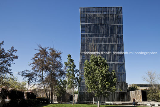 torres siamesas - universidad católica alejandro aravena