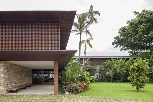 casa jaq - praia da baleia bernardes arquitetura