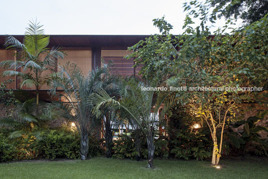 casa jaq - praia da baleia bernardes arquitetura