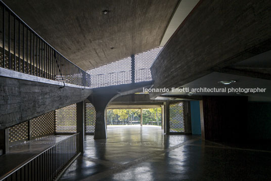 plaza cubierta - ucv carlos raúl villanueva