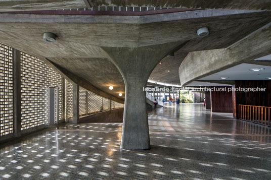 plaza cubierta - ucv carlos raúl villanueva