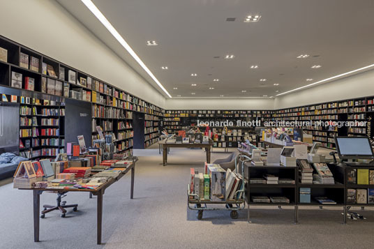 livraria da vila - pátio batel isay weinfeld