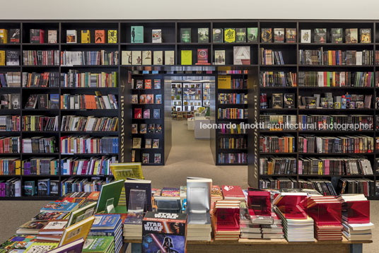 livraria da vila - pátio batel isay weinfeld