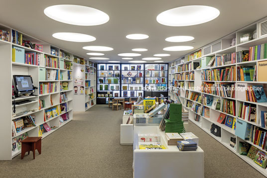 livraria da vila - pátio batel isay weinfeld