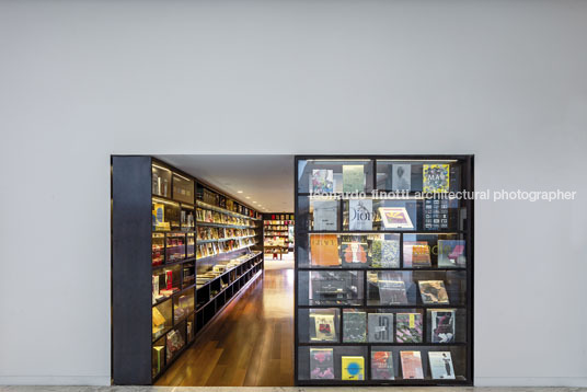 livraria da vila - pátio batel isay weinfeld