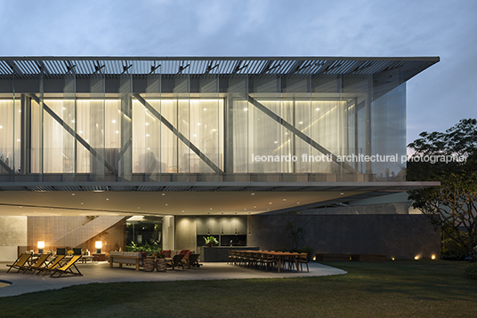 casa triângulo bernardes arquitetura