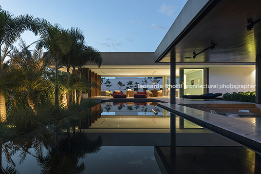 rv3 house aguirre arquitetura