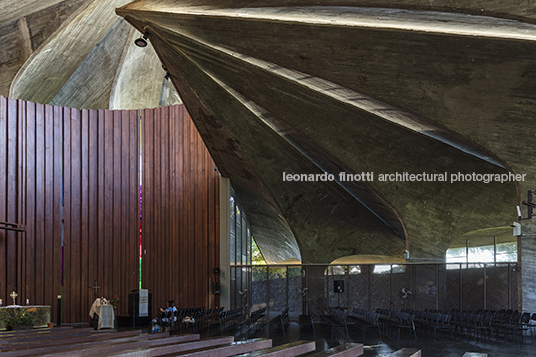 igreja do centro administrativo da bahia joão filgueiras lima (lelé)