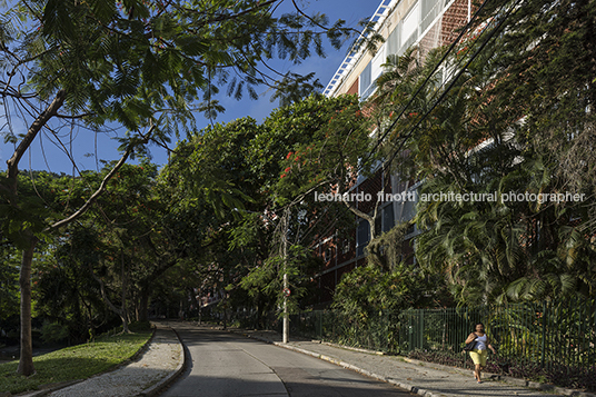 three buildings at guinle park lucio costa