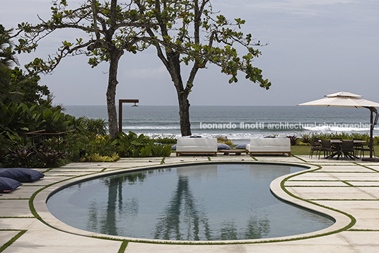 casa af - praia da baleia miguel pinto guimarães