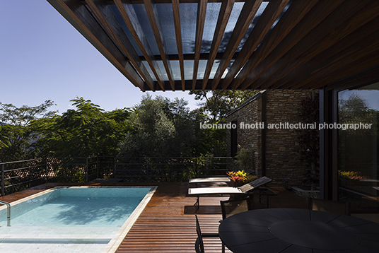 casa de pedra architectare