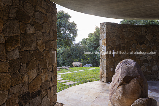 capela ao pé da serra são josé mach arquitetos